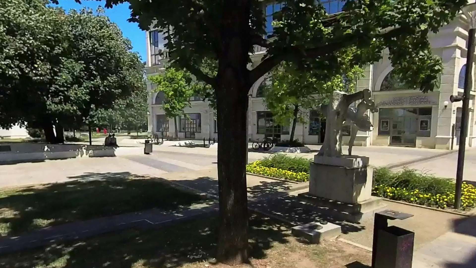 Ko je balerina koja vas posmatra sa novosadskog Pozorišnog trga?
